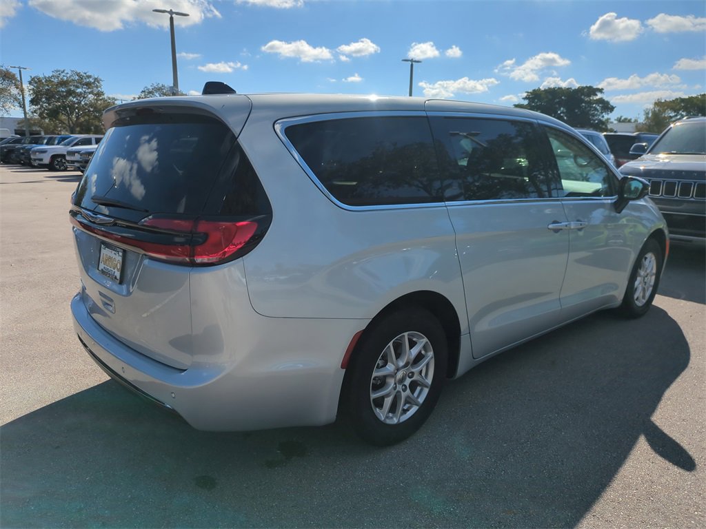 Used 2024 Chrysler Pacifica Touring-L image 6