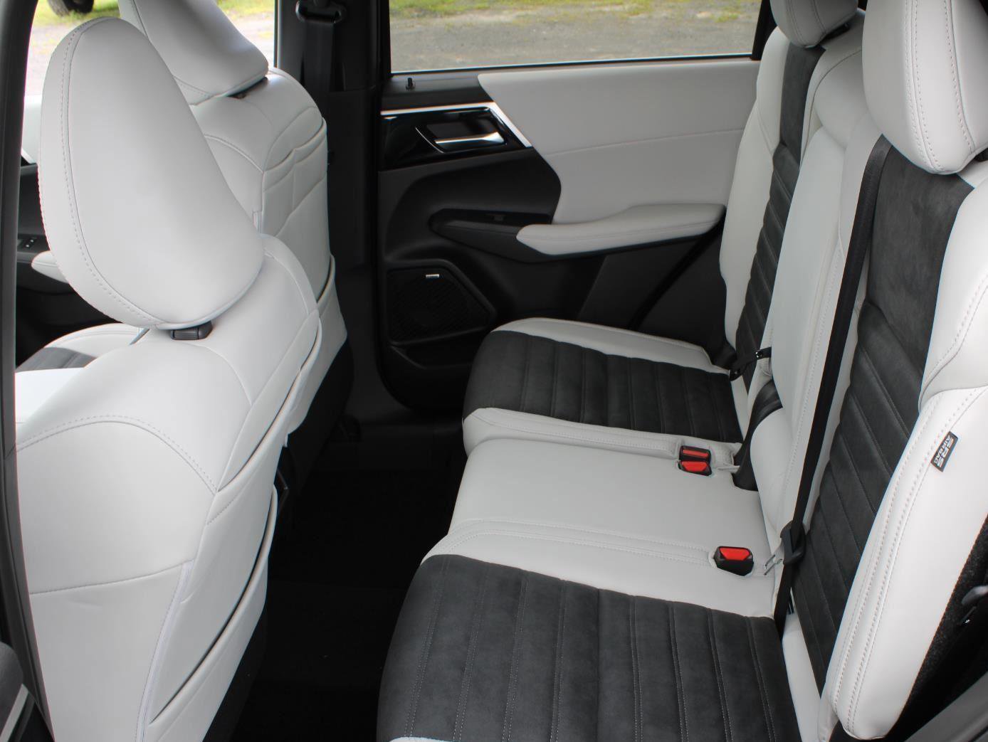 New 2025 Mitsubishi Outlander SE image 19