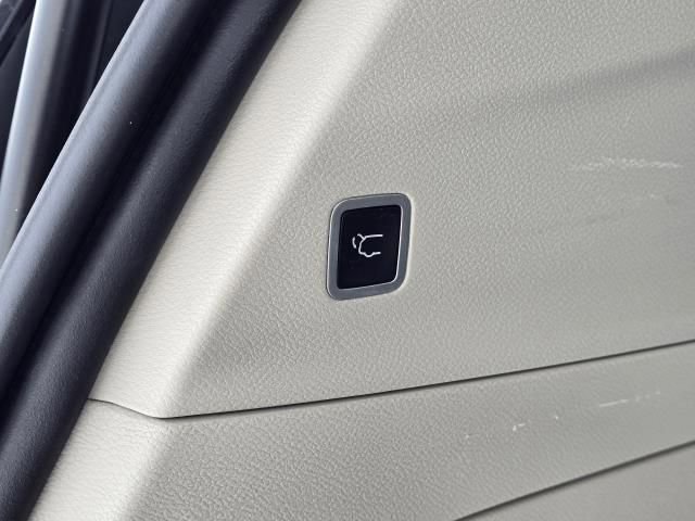 Used 2017 Chrysler Pacifica Touring image 8