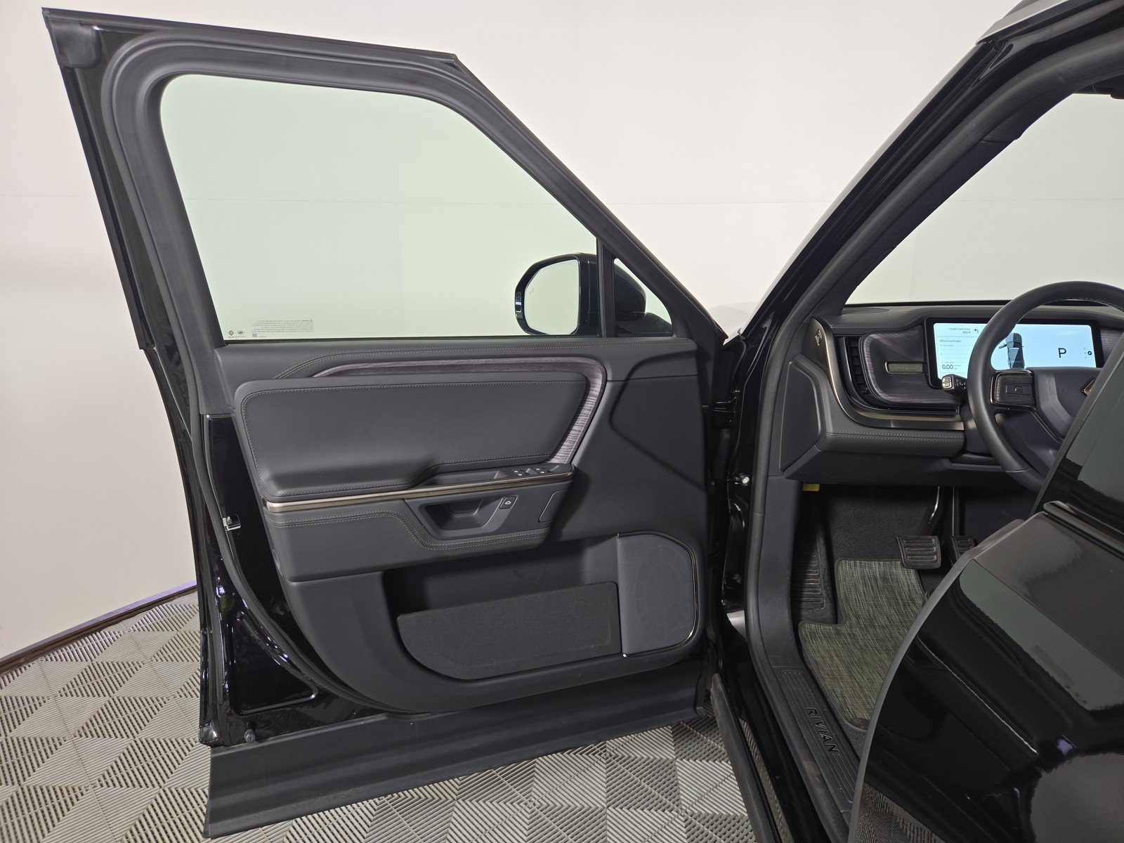 Used 2025 Rivian R1S Adventure AWD/4WD image 16