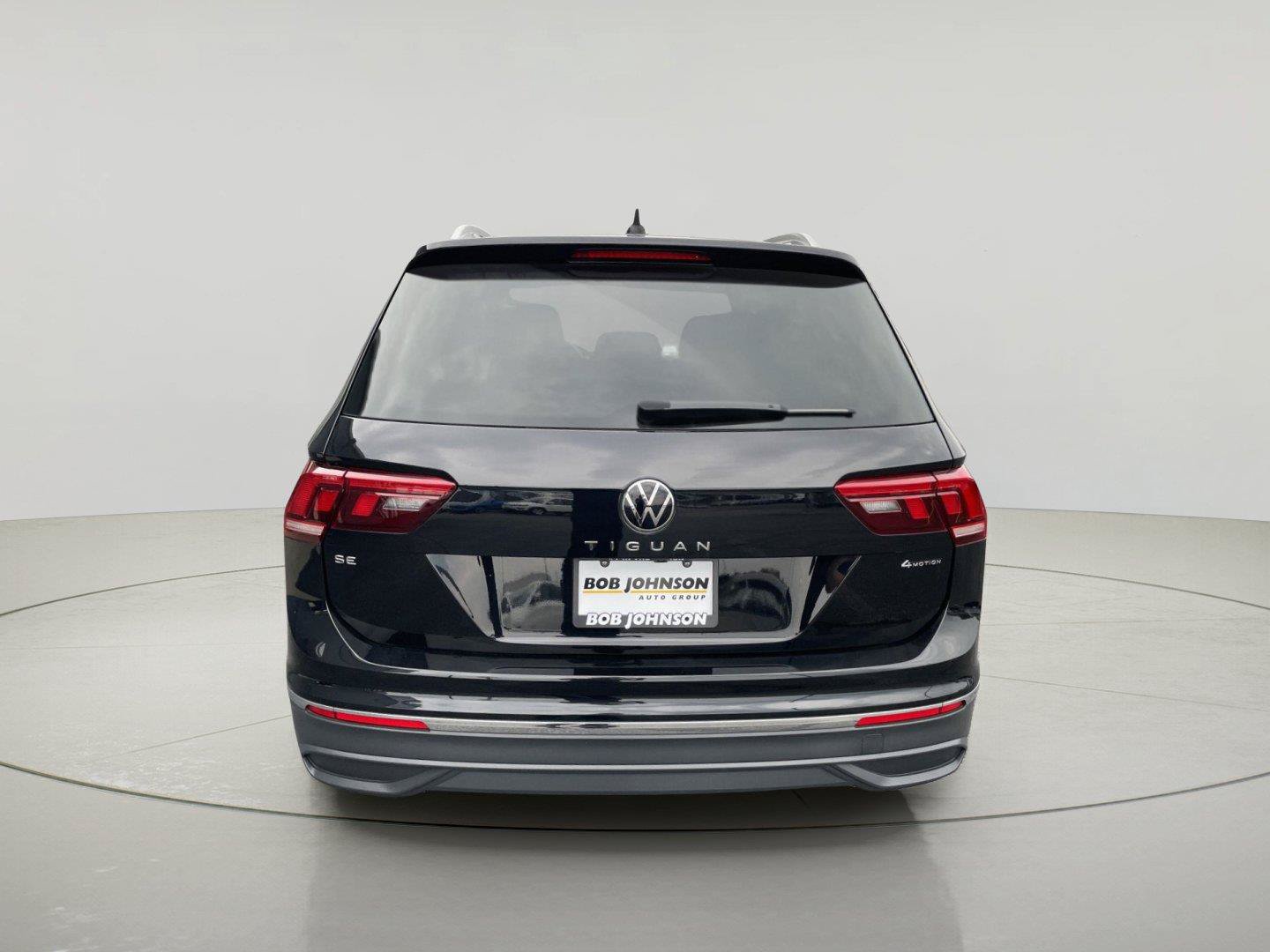 Used 2024 Volkswagen Tiguan SE w/ Panoramic Sunroof Package AWD/4WD image 6