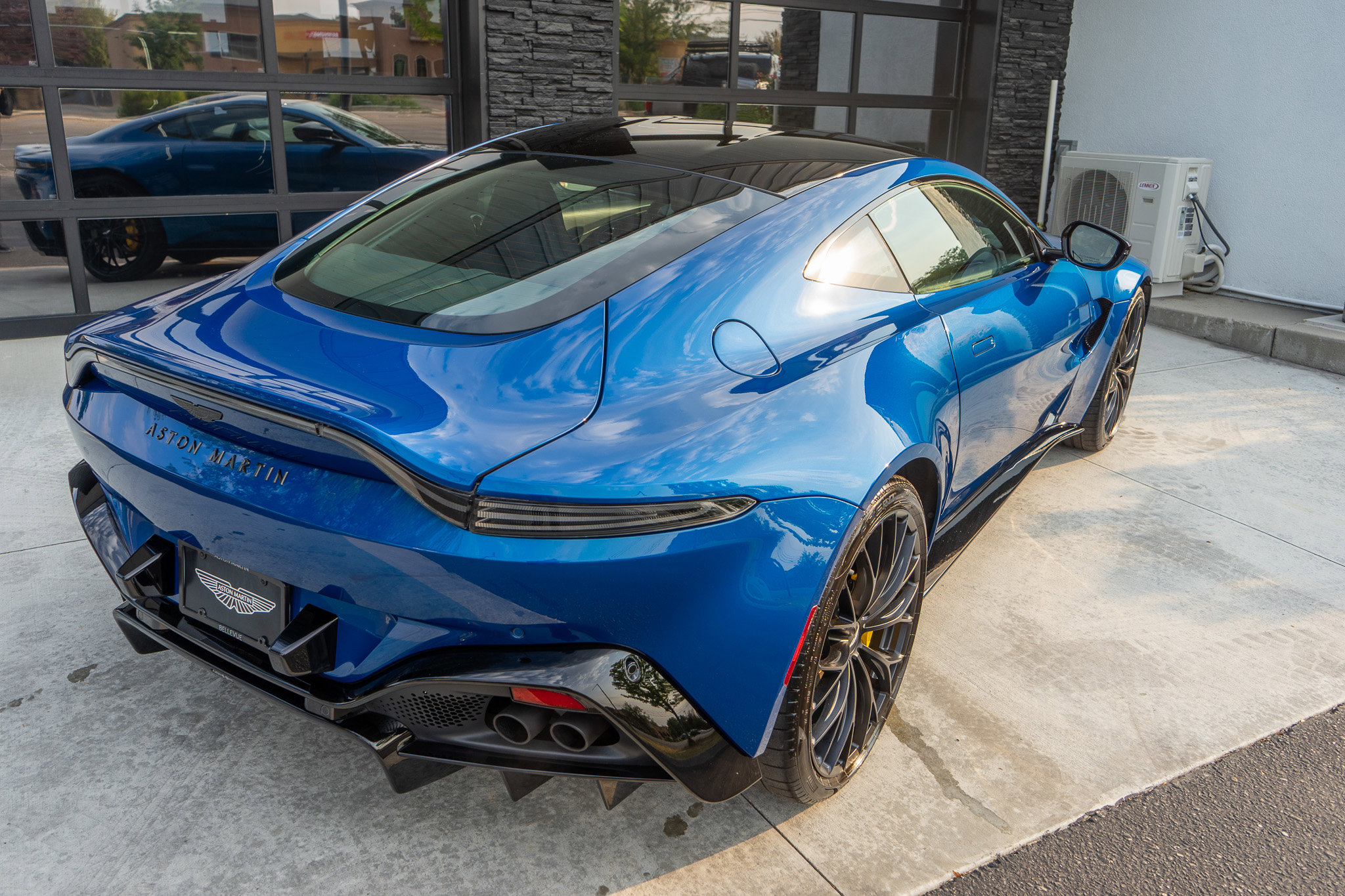 Used 2022 Aston Martin V8 Vantage Coupe image 11