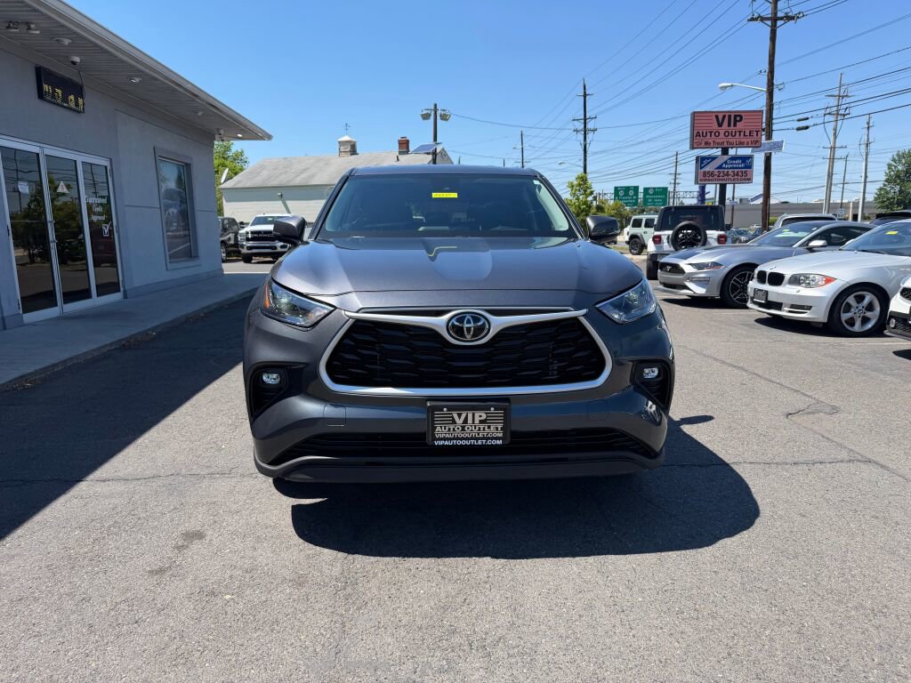 Used 2023 Toyota Highlander LE AWD/4WD image 2