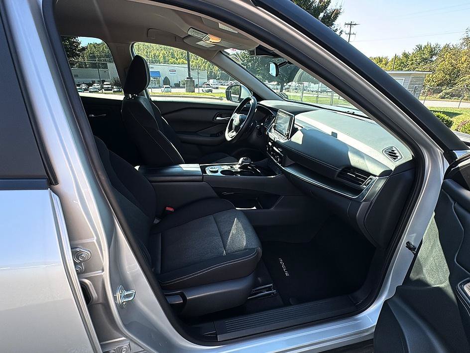 Certified 2025 Nissan Rogue SV AWD/4WD image 24