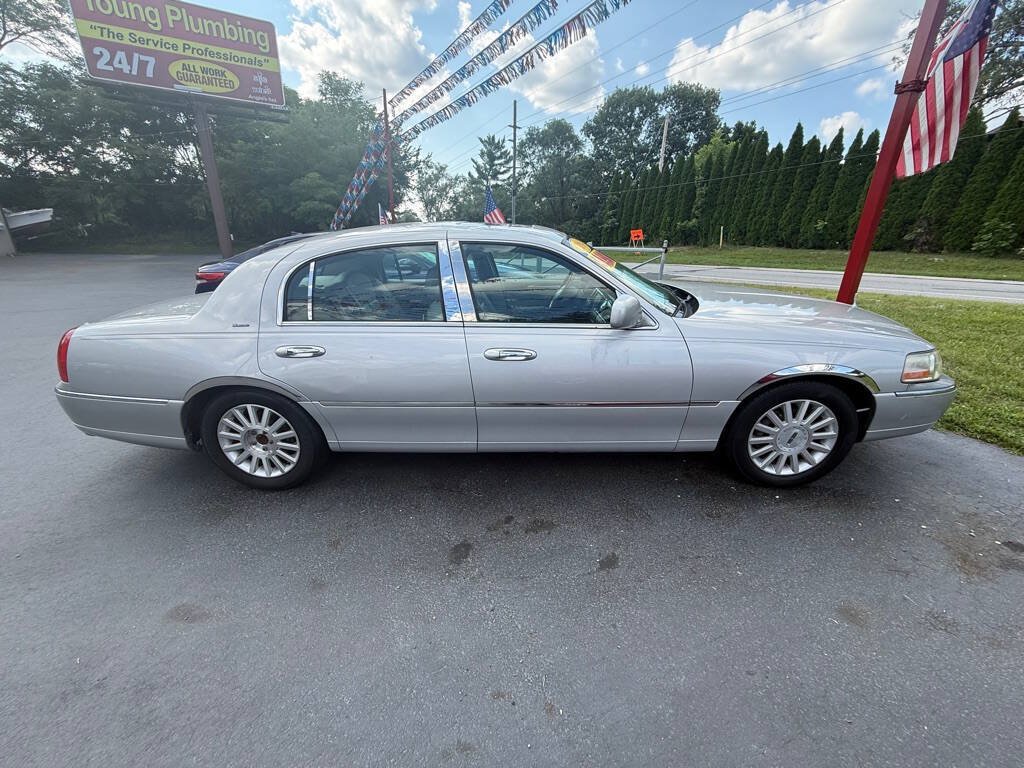 Used 2004 Lincoln Town Car Ultimate RWD image 2