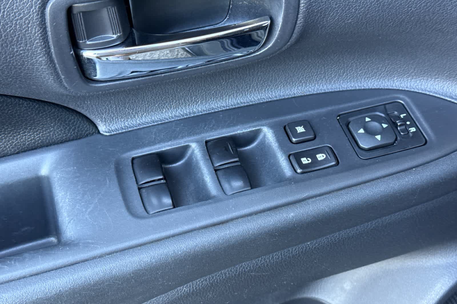 Used 2015 Mitsubishi Outlander SE AWD/4WD image 13