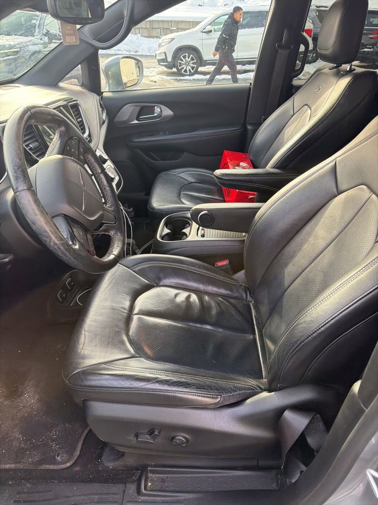 Used 2021 Chrysler Pacifica Touring-L w/ Premium & Safety Sphere Group image 2