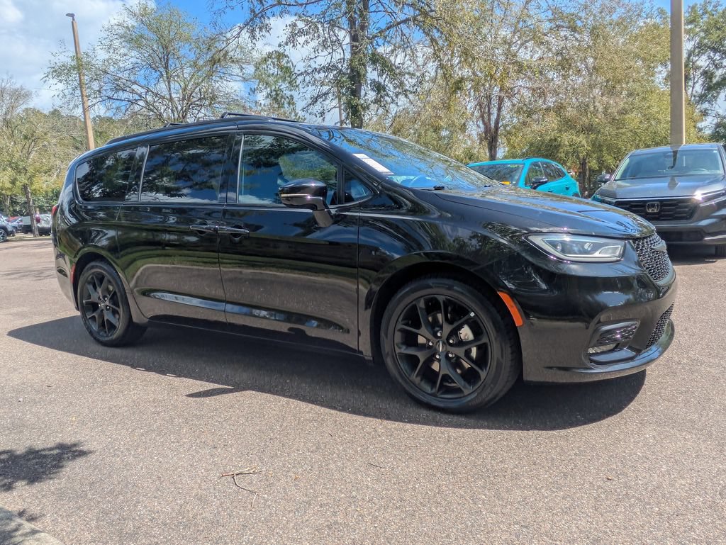 Used 2025 Chrysler Pacifica Limited FWD image 2