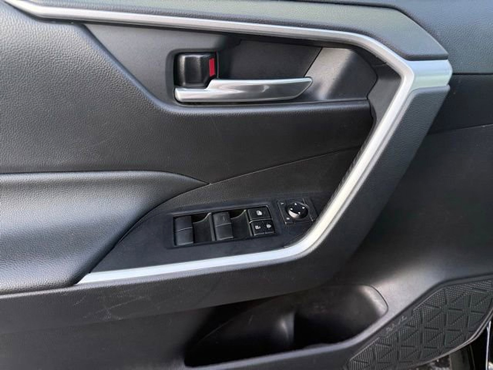 Used 2021 Toyota RAV4 XLE w/ Convenience Package AWD/4WD image 10