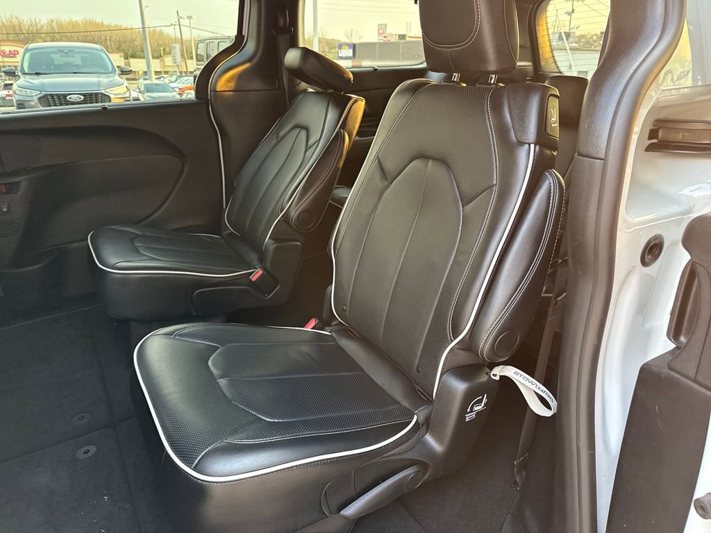 Used 2025 Chrysler Pacifica Limited FWD image 35