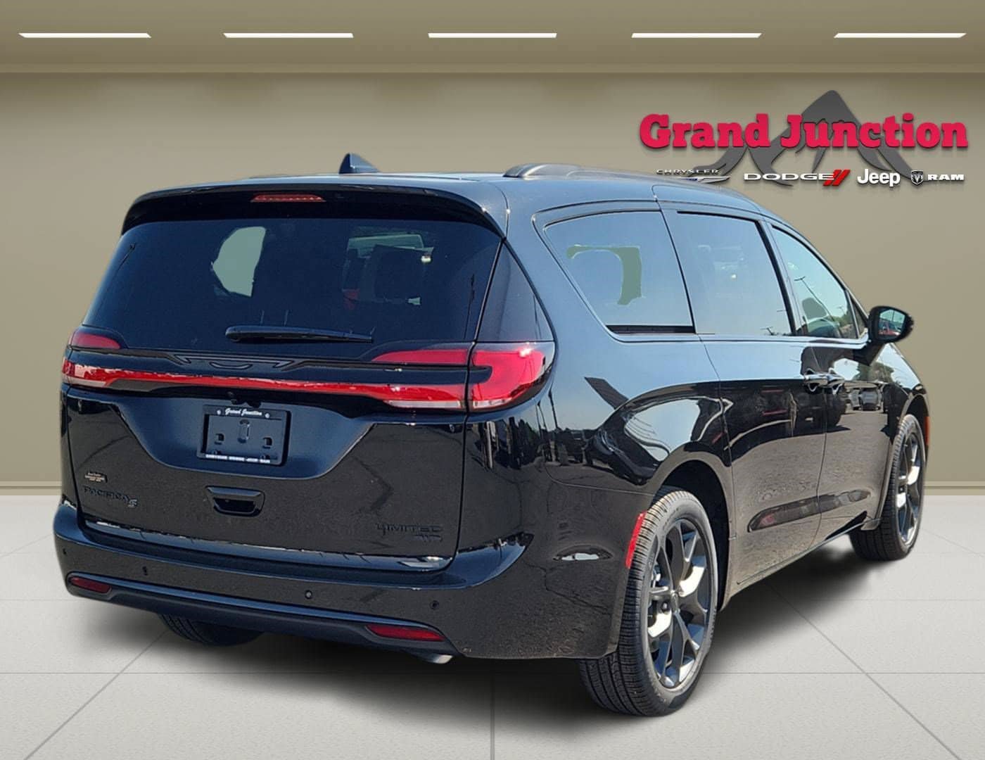 New 2027 Chrysler Pacifica Limited w/ Family Tech Group AWD/4WD image 4