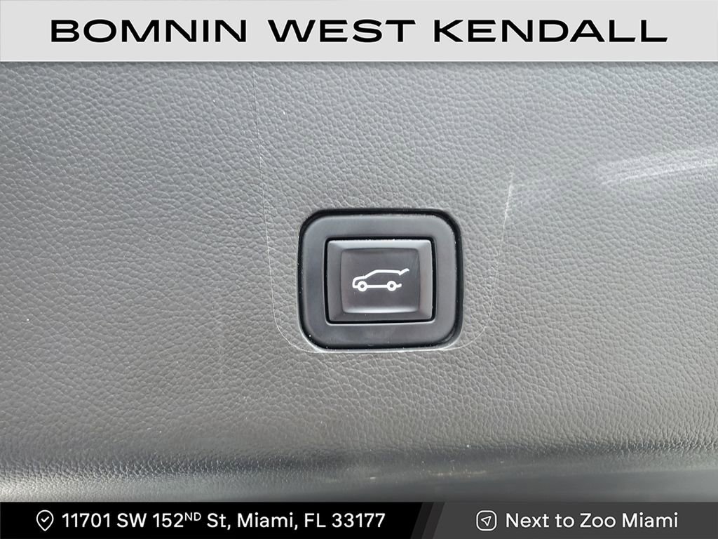 Used 2023 Chevrolet Traverse RS image 14