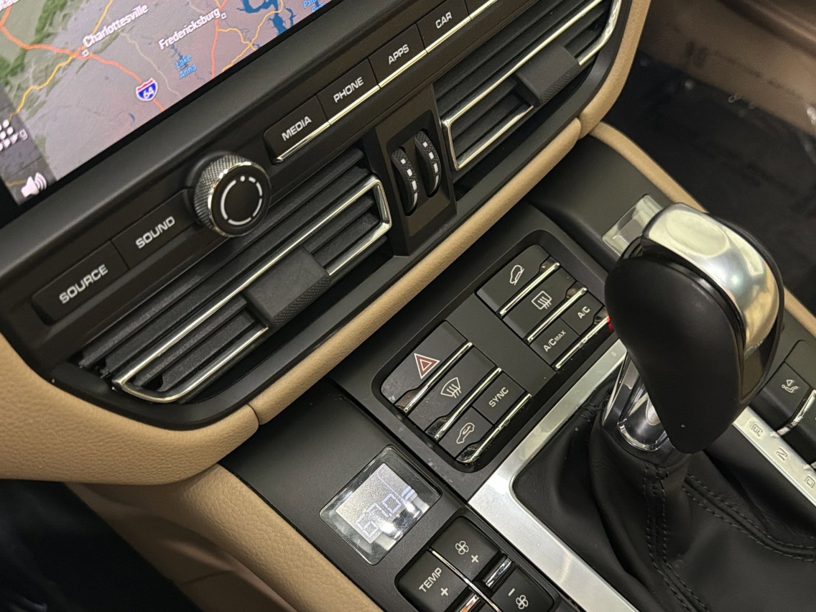Used 2021 Porsche Macan AWD/4WD image 25