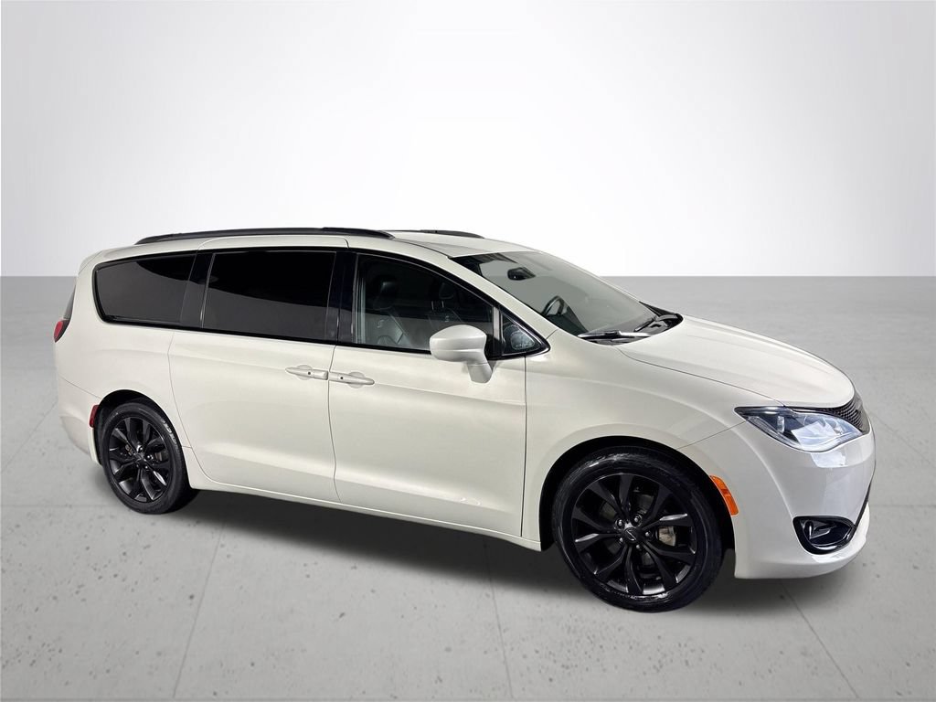 Used 2019 Chrysler Pacifica Touring-L FWD image 4