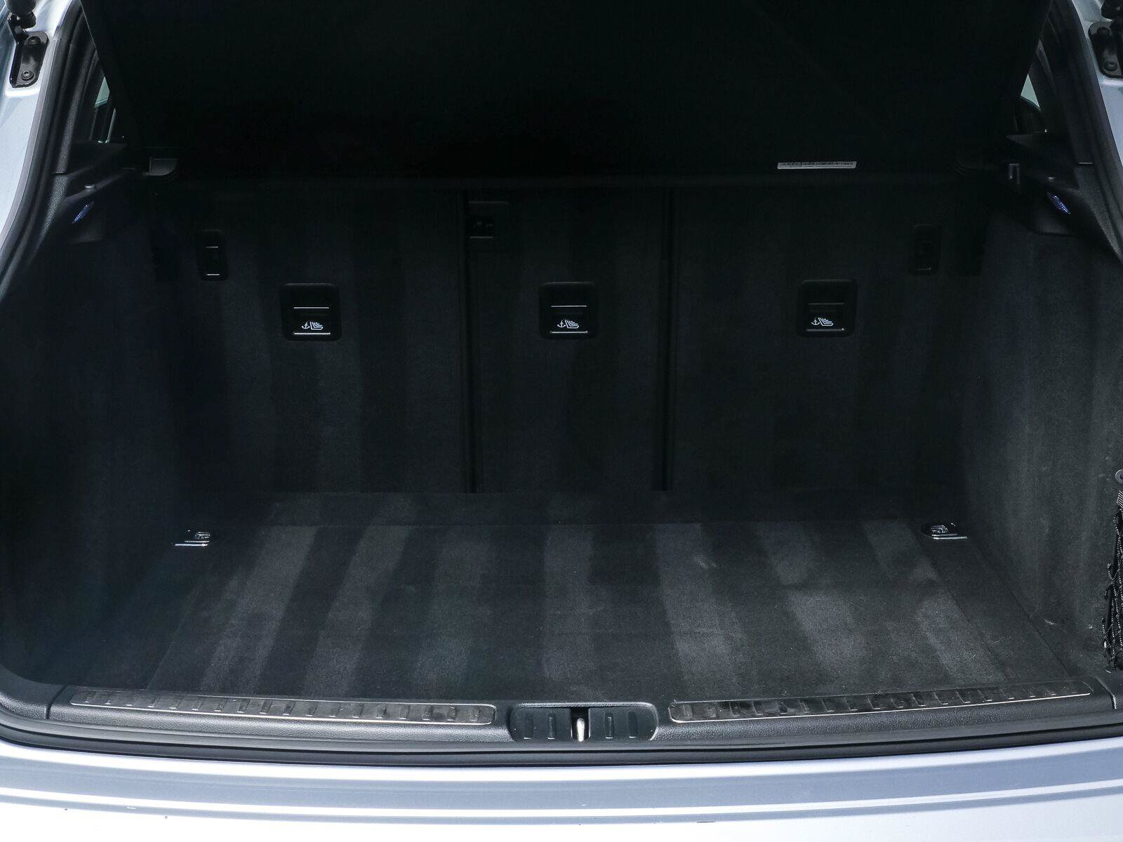 Certified 2025 Porsche Macan Turbo AWD/4WD image 32