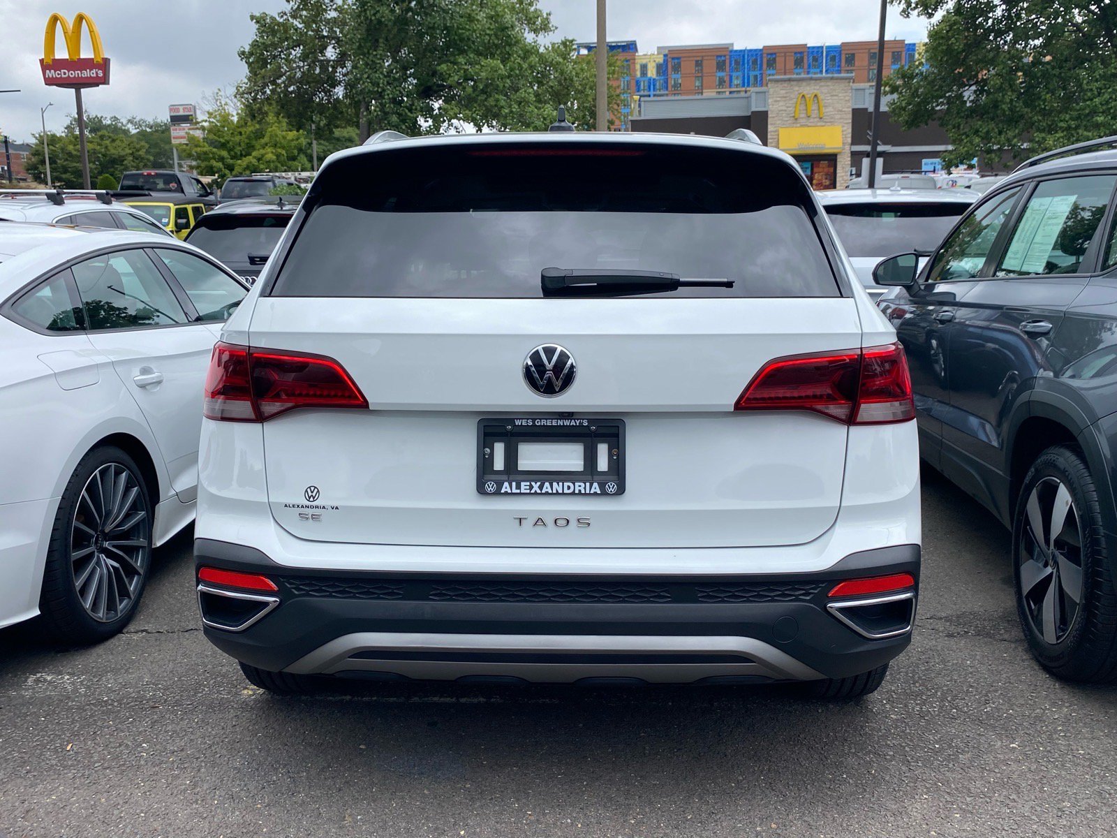 Used 2023 Volkswagen Taos SE w/ Panoramic Sunroof Package FWD image 2