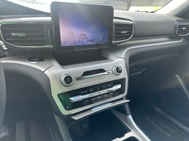 Used 2024 Ford Explorer XLT w/ XLT Sport Appearance Package AWD/4WD image 9