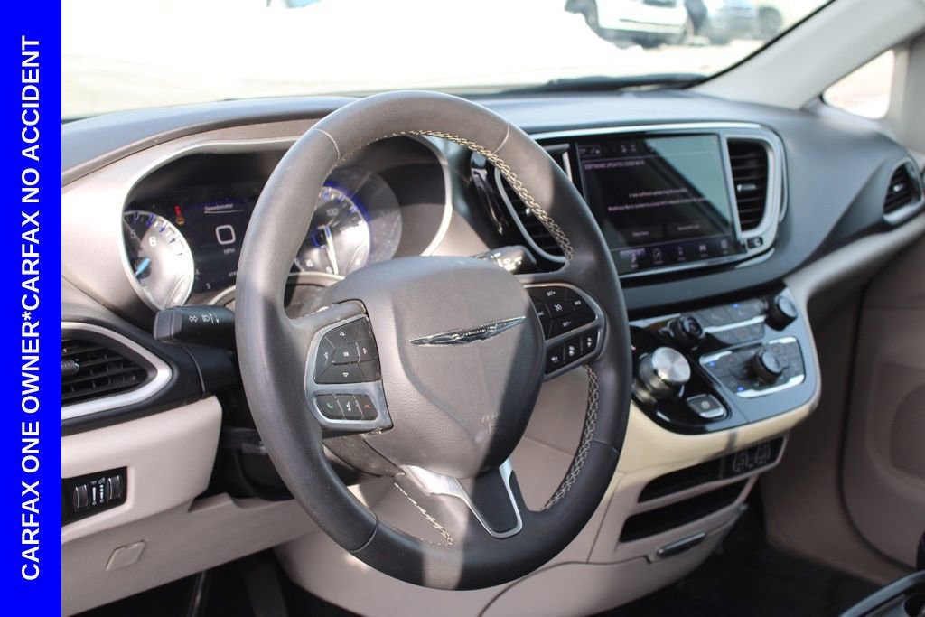 Used 2023 Chrysler Pacifica Touring-L image 16