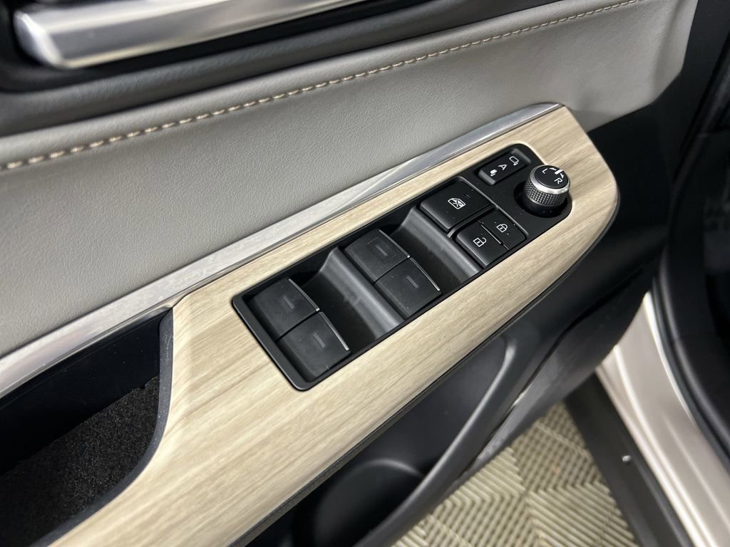 Used 2024 Toyota Venza Limited image 22