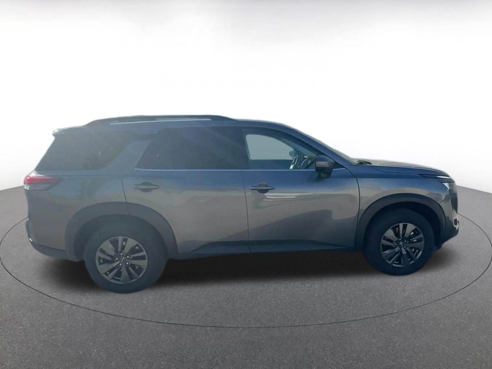 Used 2025 Nissan Pathfinder SV image 16