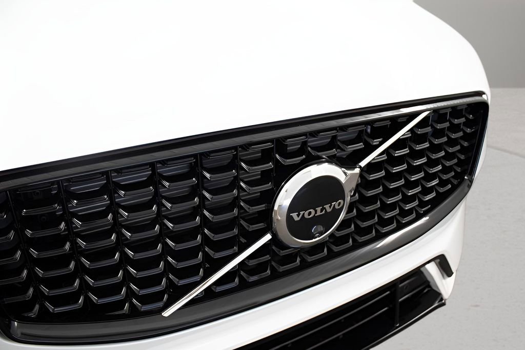 Certified 2025 Volvo XC60 T8 Plus w/ Protection Package Premier image 8