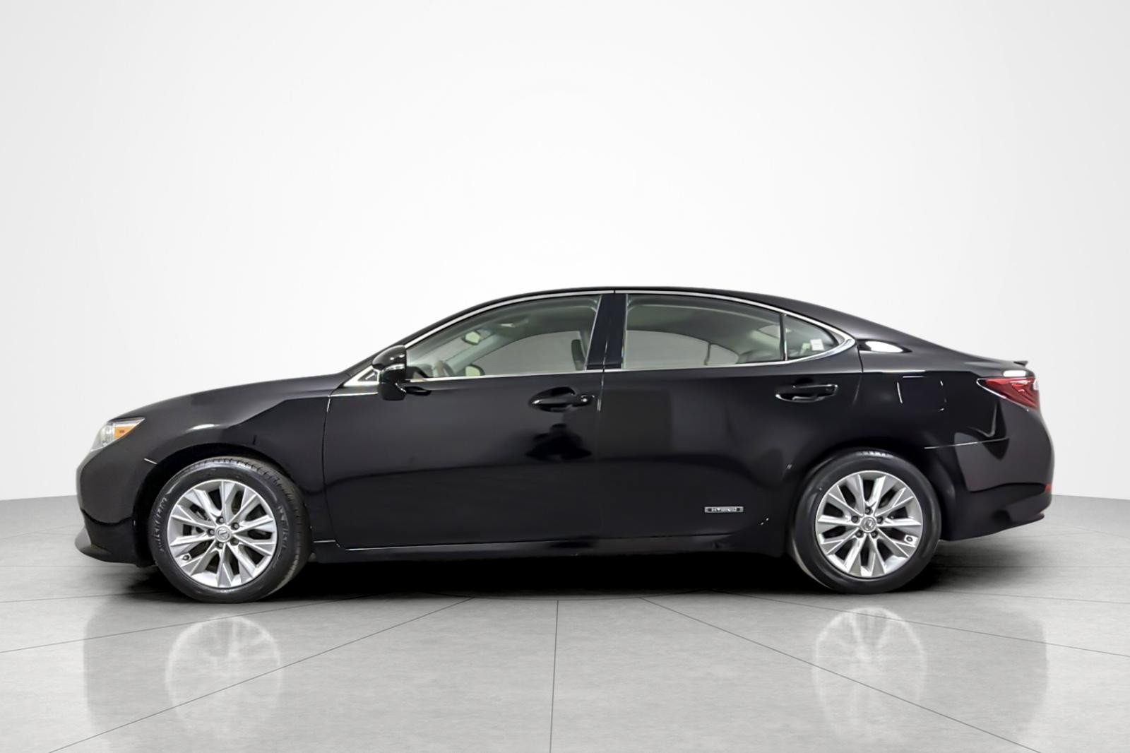 Used 2015 Lexus ES 300h w/ Navigation System Package FWD image 2