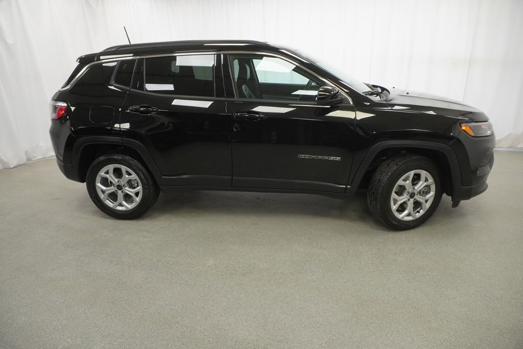 Used 2025 Jeep Compass Latitude AWD/4WD image 9