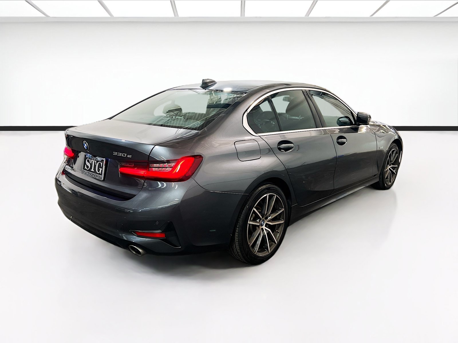 Used 2022 BMW 330e w/ Convenience Package RWD image 4