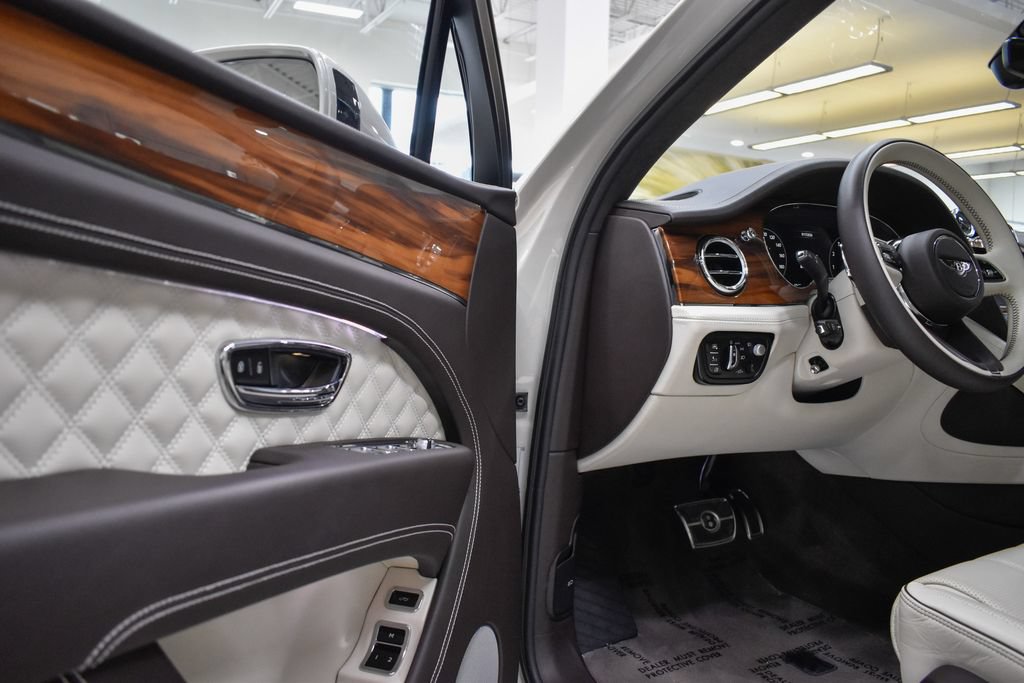 Used 2023 Bentley Bentayga AWD/4WD image 18