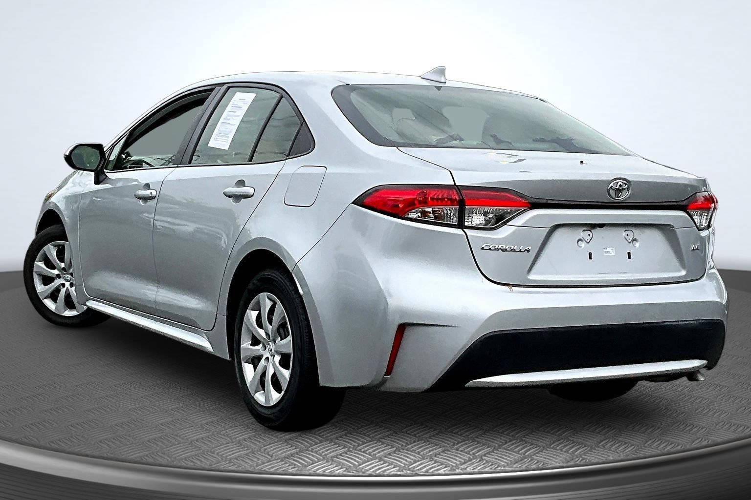 Used 2020 Toyota Corolla LE FWD image 3
