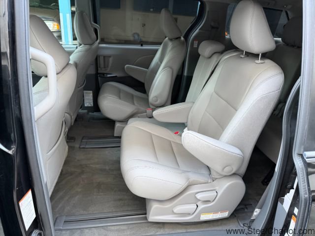 Used 2018 Toyota Sienna XLE image 12