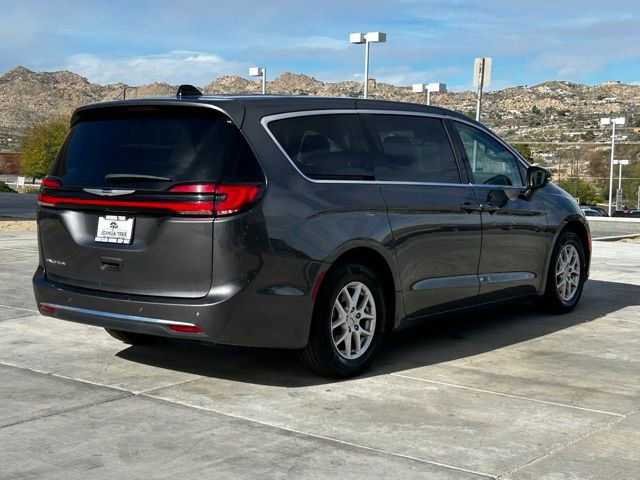 Used 2023 Chrysler Pacifica Touring-L image 9