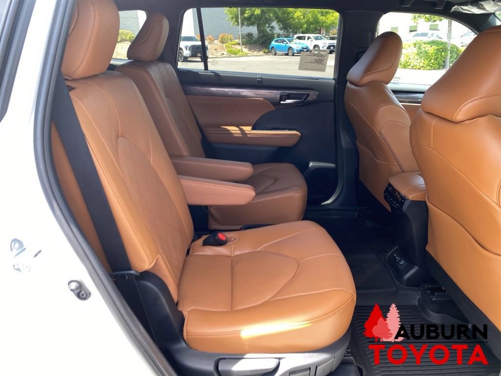 New 2026 Toyota Highlander Platinum AWD/4WD image 15