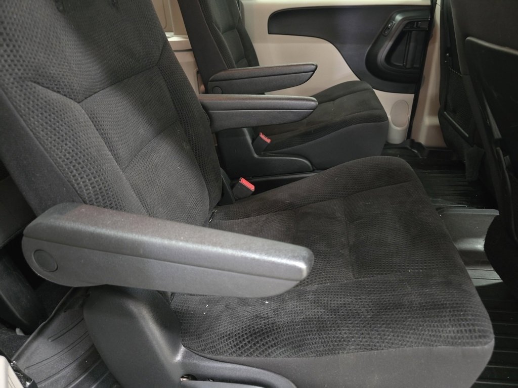 Used 2019 Dodge Grand Caravan SE w/ UConnect Hands-Free Group image 18