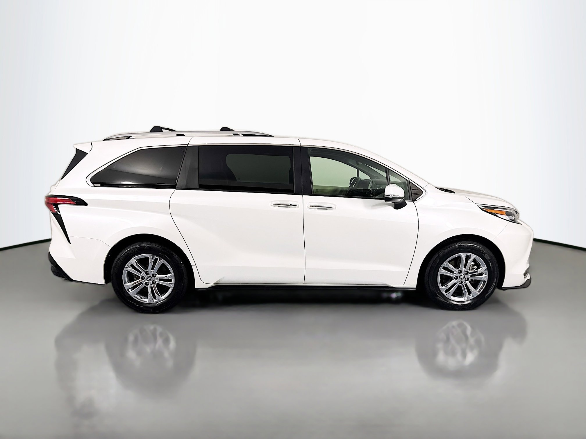 Used 2022 Toyota Sienna Platinum image 4