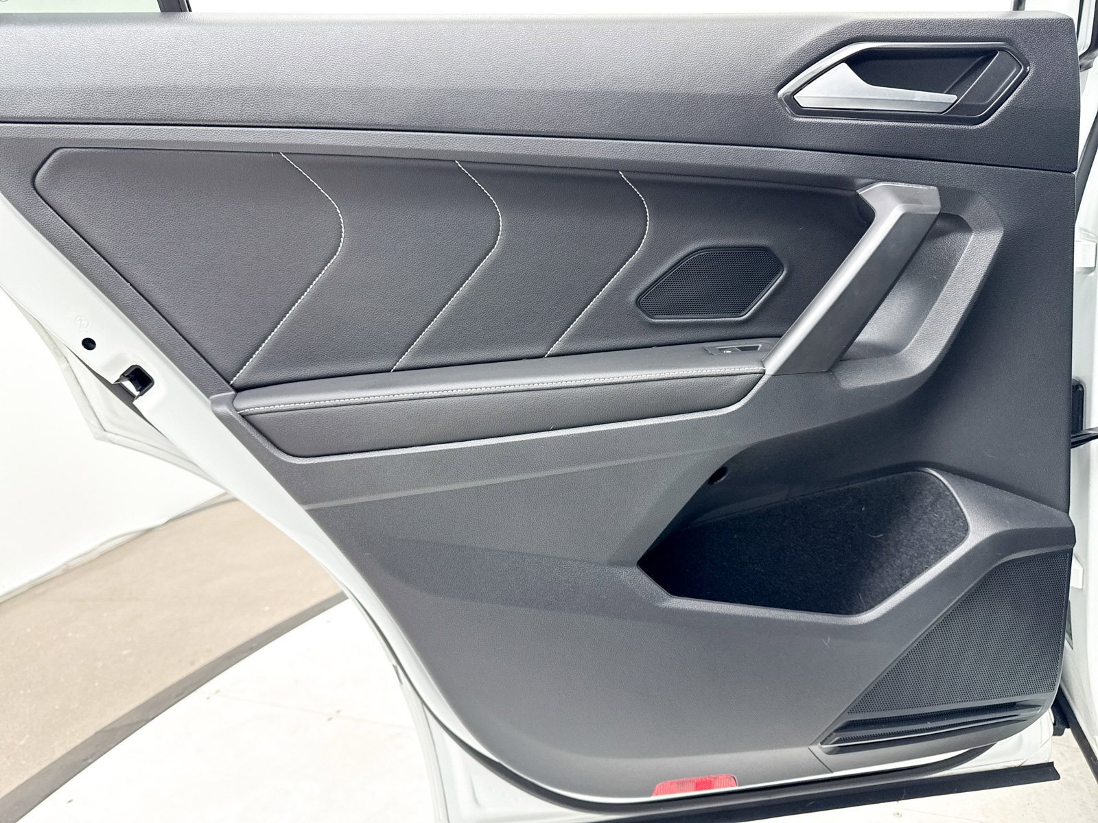 Used 2022 Volkswagen Tiguan SEL R-Line image 37