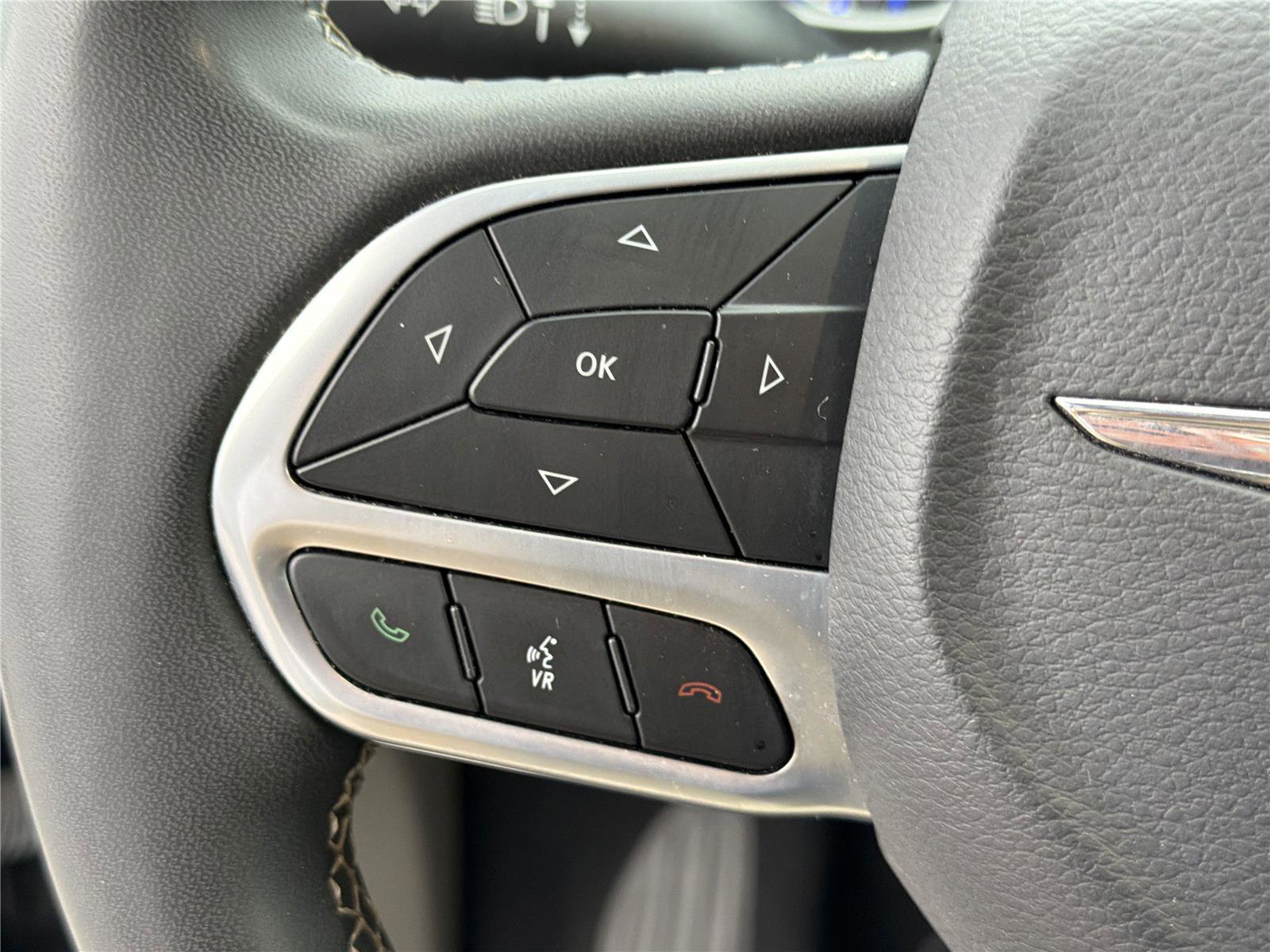 Used 2023 Chrysler Pacifica Touring-L FWD image 26