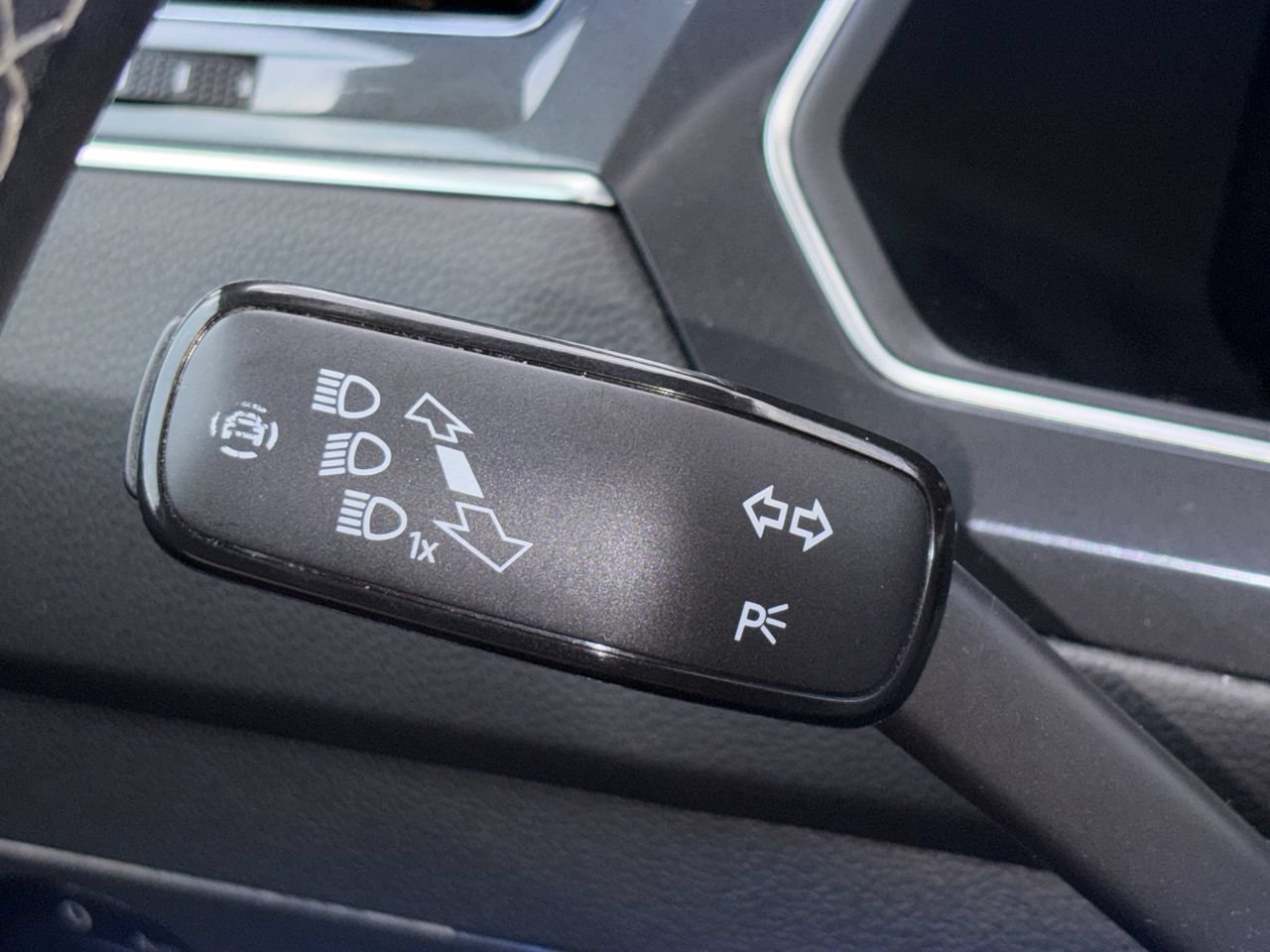 Used 2022 Volkswagen Tiguan SE FWD image 9