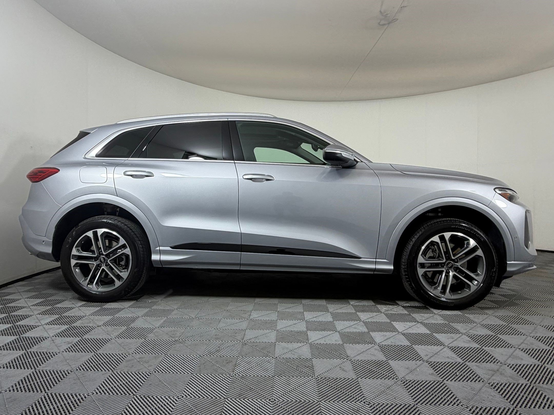 Certified 2025 Audi Q5 Premium AWD/4WD image 8