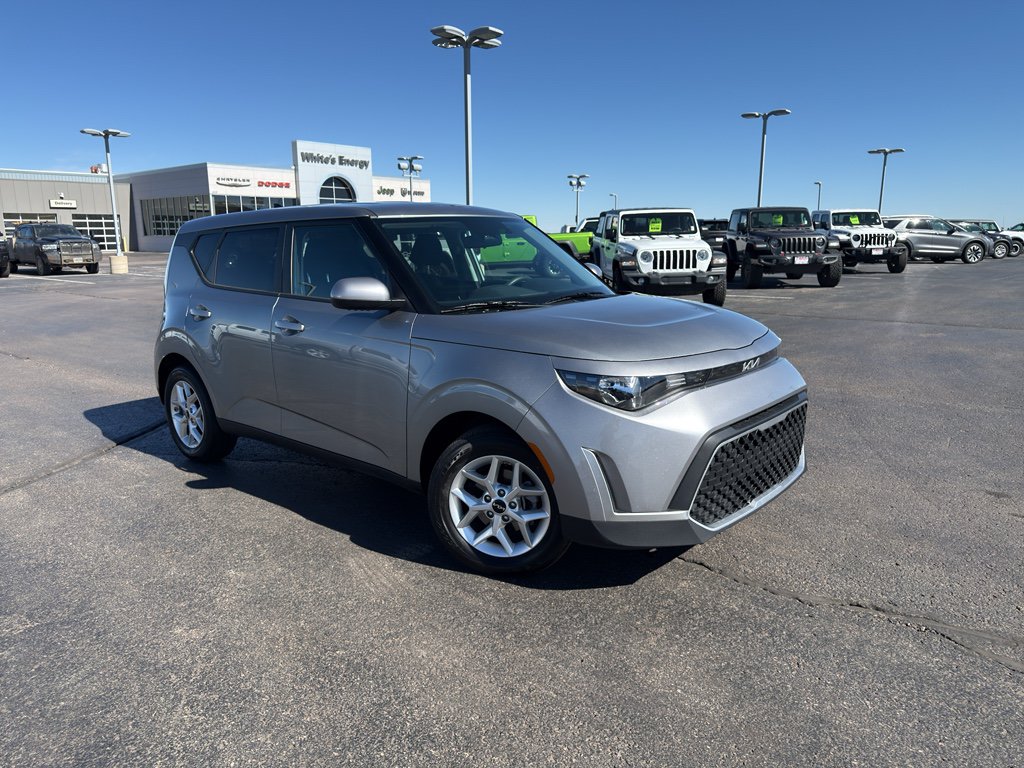 Used 2025 Kia Soul LX FWD image 3