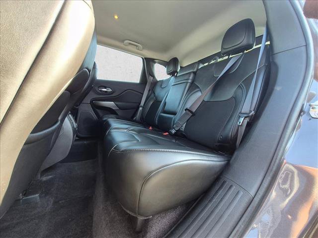Used 2019 Jeep Cherokee Latitude Plus w/ Cold Weather Group AWD/4WD image 17