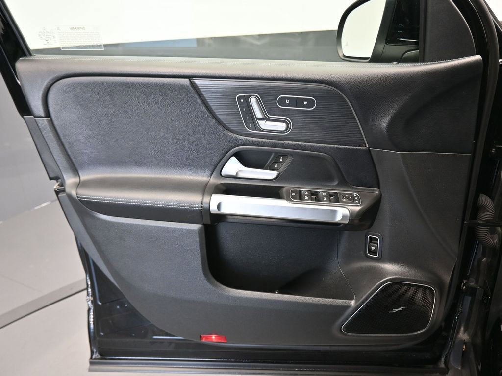 Used 2021 Mercedes-Benz GLB 250 4MATIC w/ Premium Package image 9