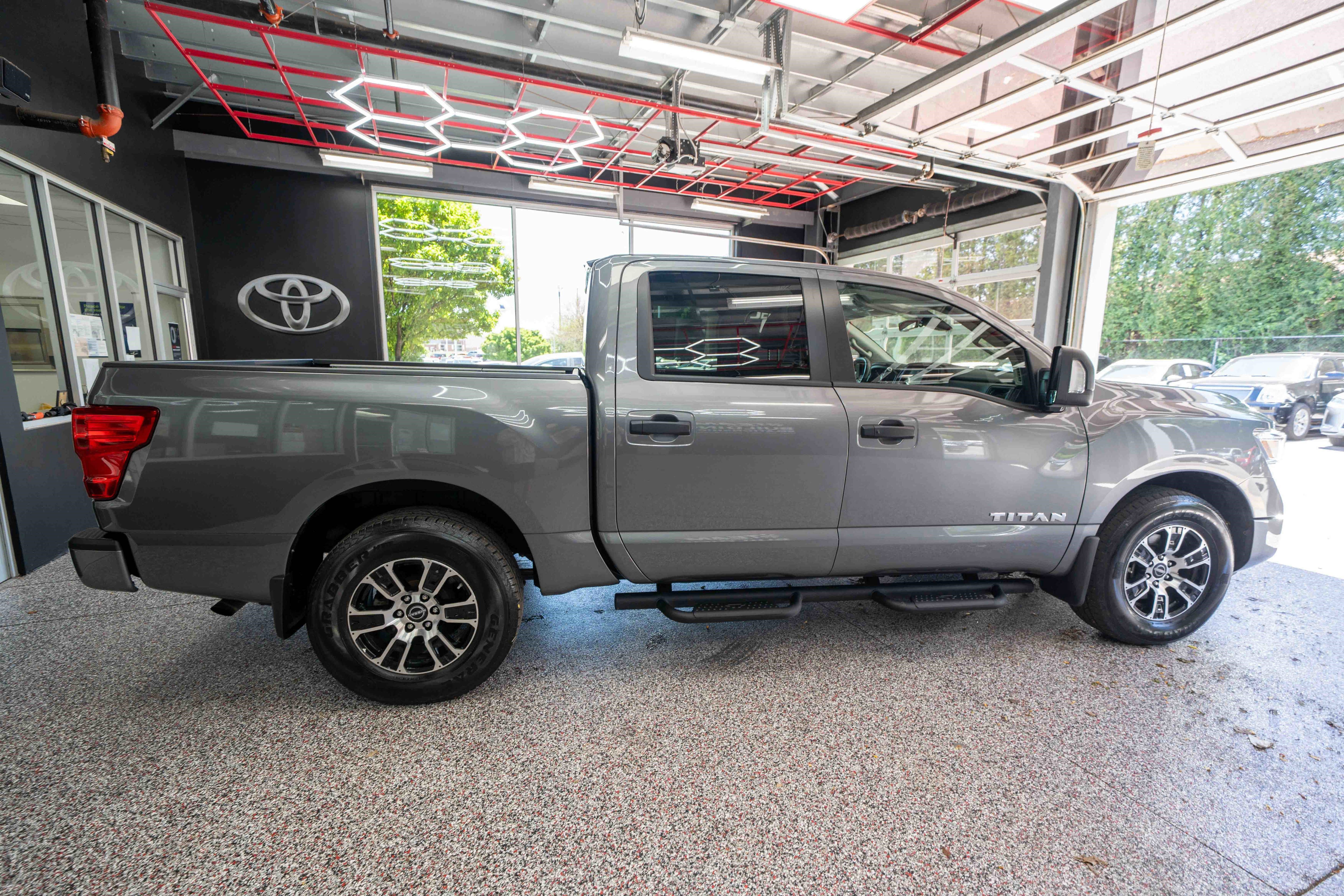 Used 2024 Nissan Titan SV w/ SV Convenience Package AWD/4WD image 4
