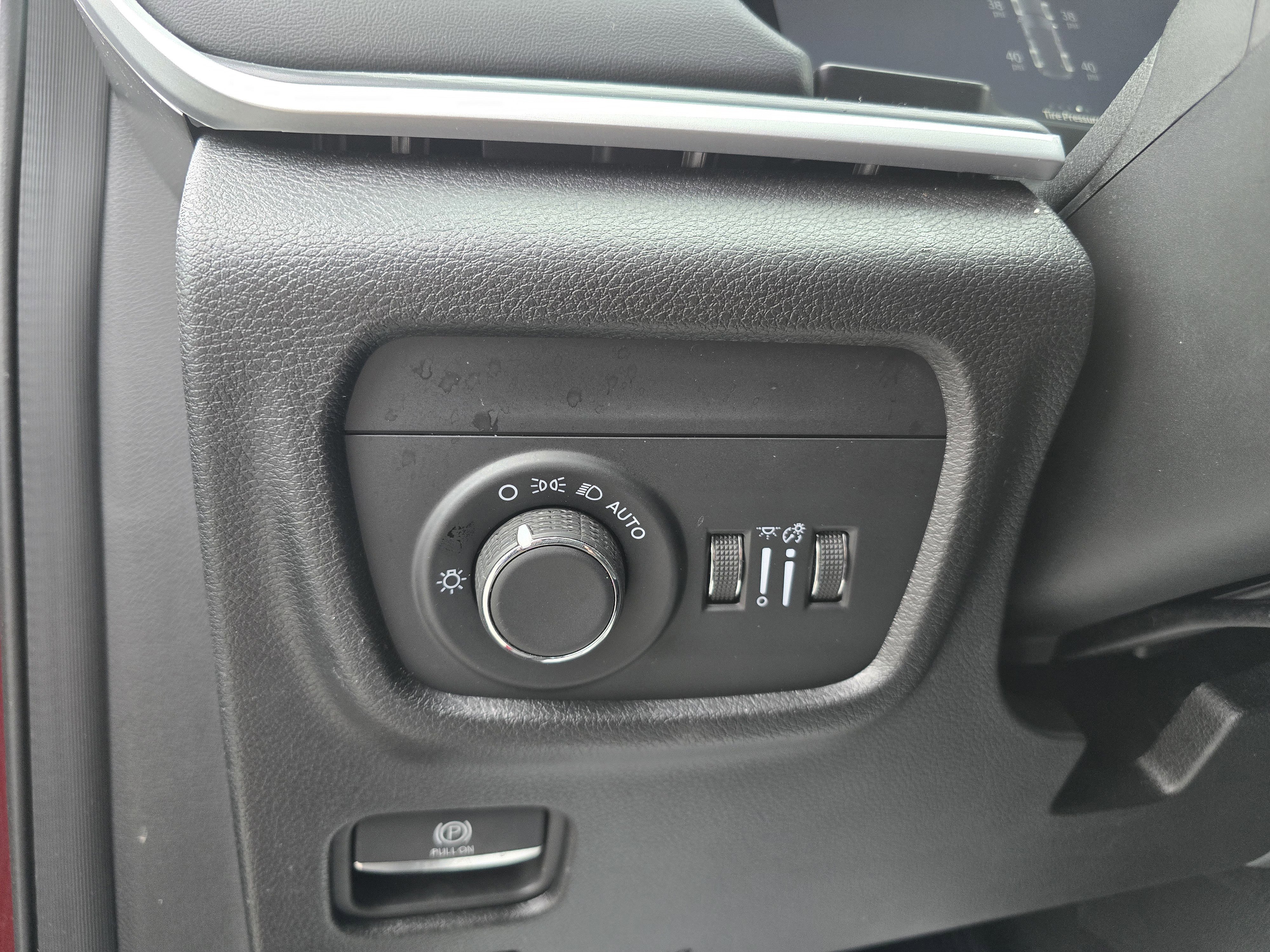 Used 2025 Jeep Grand Cherokee Altitude image 17