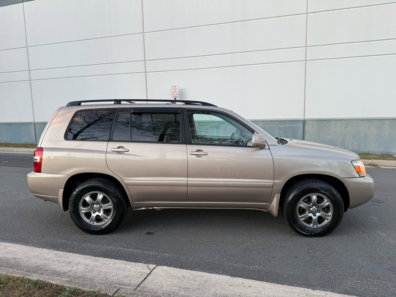 Used 2005 Toyota Highlander 4WD V6 w/ 3rd Row image 10