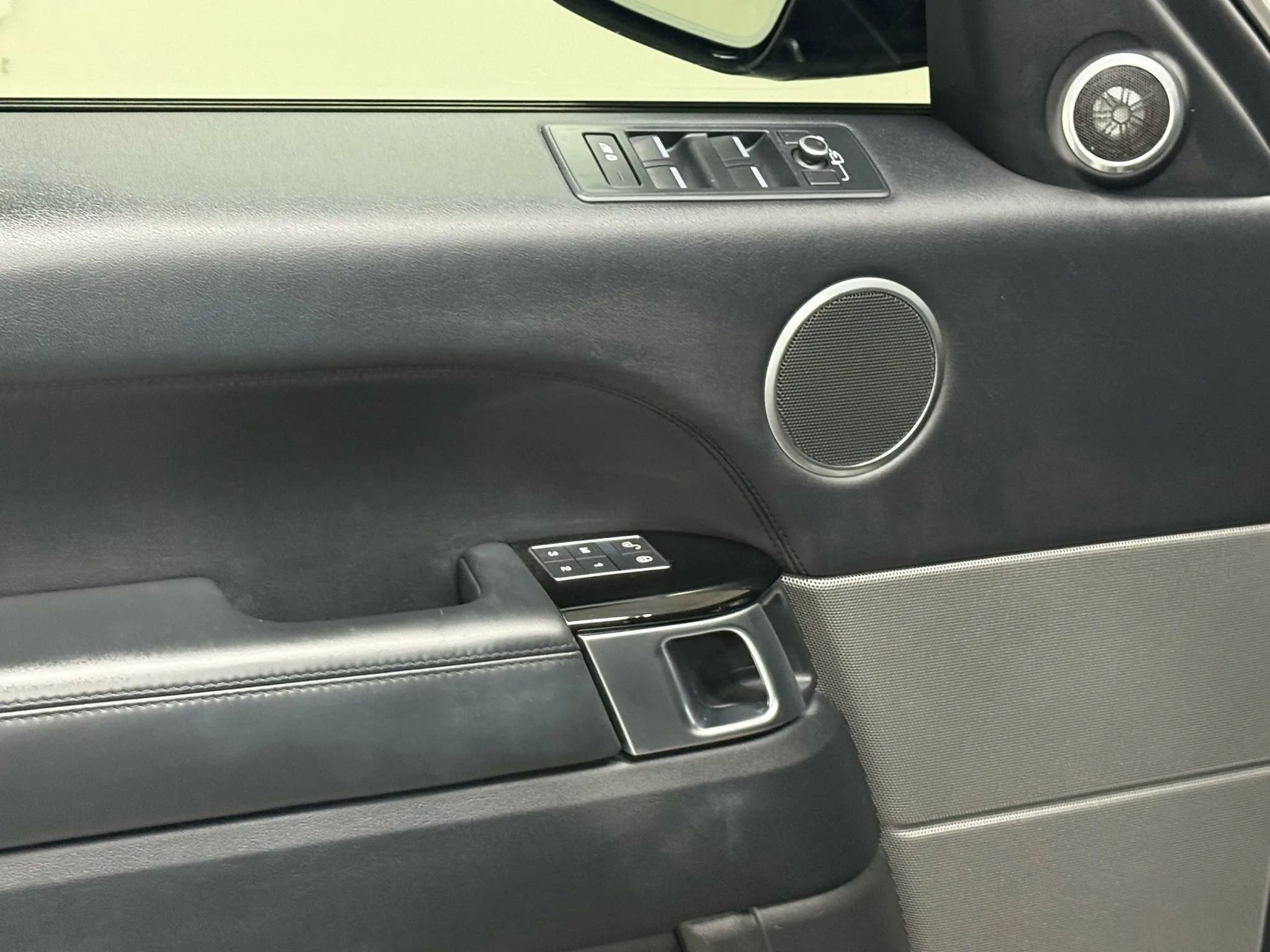 Used 2016 Land Rover Range Rover Sport HSE image 20