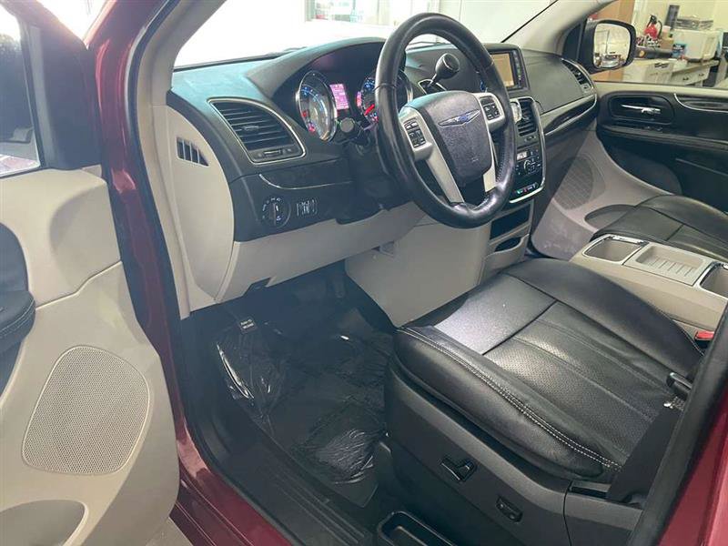 Used 2015 Chrysler Town & Country Touring-L w/ Driver Convenience Group FWD image 33