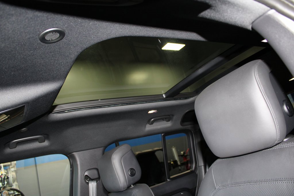 Used 2025 Land Rover Defender 110 X-Dynamic SE image 40