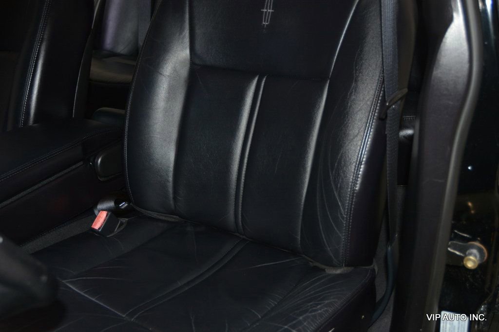 Used 2005 Lincoln Town Car Signature Limited image 15