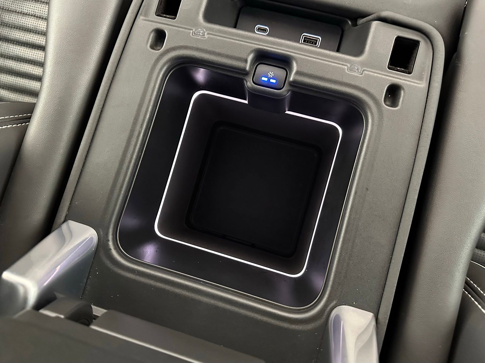 Used 2023 Land Rover Discovery Metropolitan Edition image 17